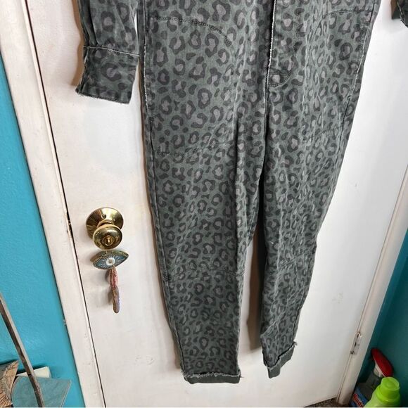 One Teaspoon leopard print denim boilersuit
 Oversized cropped sold at ASOS - Picture 8 of 15